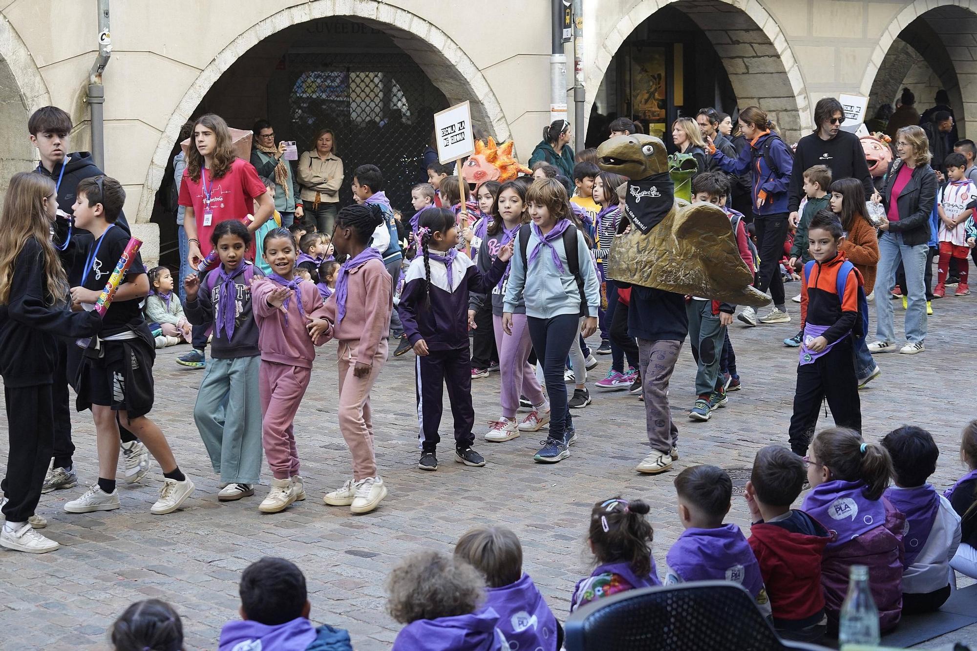 Les fotos de la cercavila d'escoles amb la Girona Marxing Band i els Gegantons de Girona