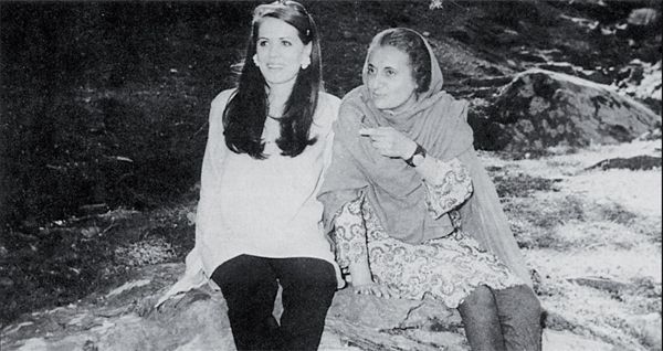 La italiana Sonia Maino con su suegra Indira Ghandi.