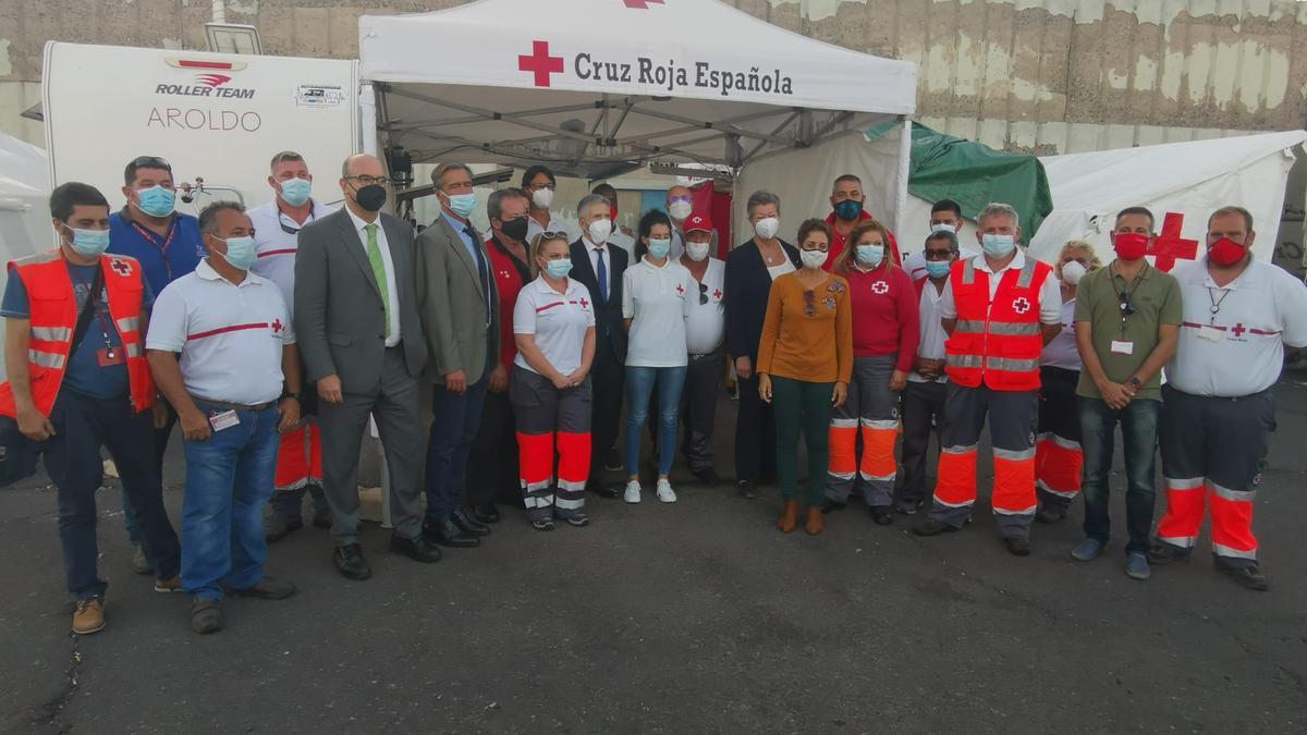 Visita del ministro Grande-Marlaska al puesto de Cruz Roja en el Muelle de Arguineguín