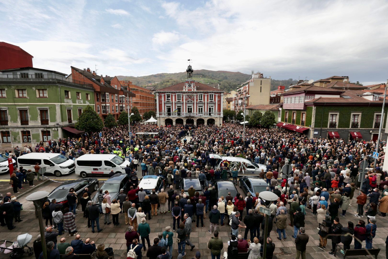 EN IMÁGENES: Mieres se echa a la calle para despedirse de su Alcalde, Aníbal Vázquez