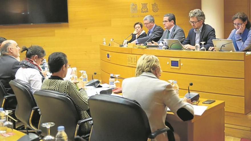 Climent defiende su gestión y el PP le afea los «líos» en su Conselleria