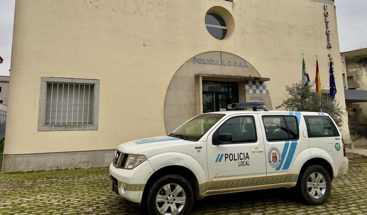 Un vehículo policial junto a la jefatura de la Policía Local de Trujillo