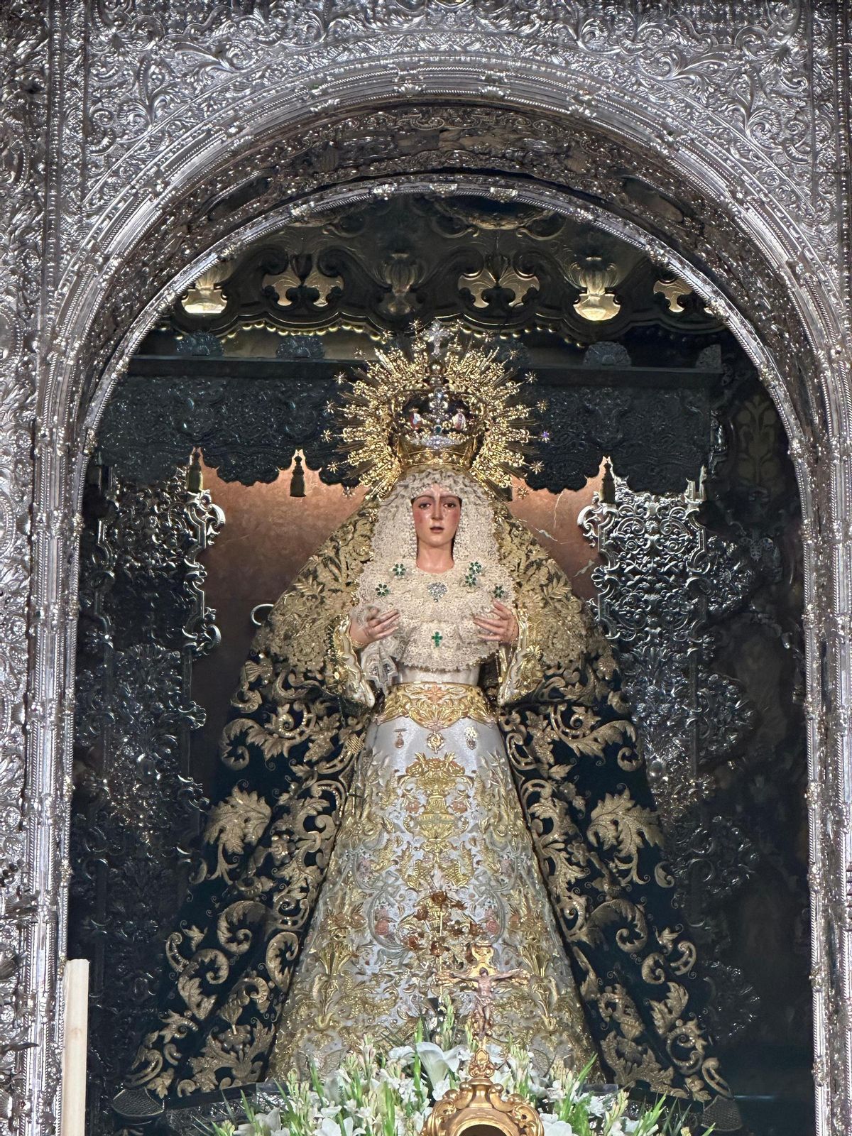 La Virgen de la Macarena en su altar mayor tras ser intervenida por segunda vez en menos de una semana.