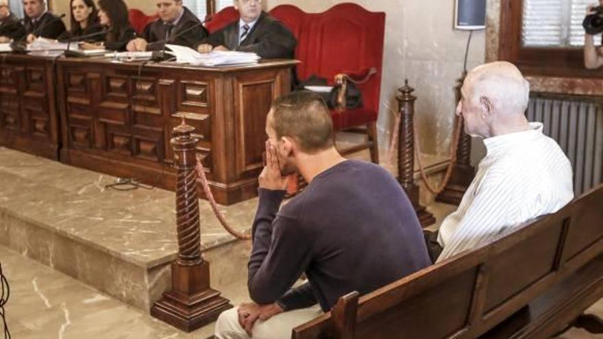 El hijo y el marido de la mujer fallecida, ayer durante la primera sesión del juicio en la Audiencia Provincial de Palma.