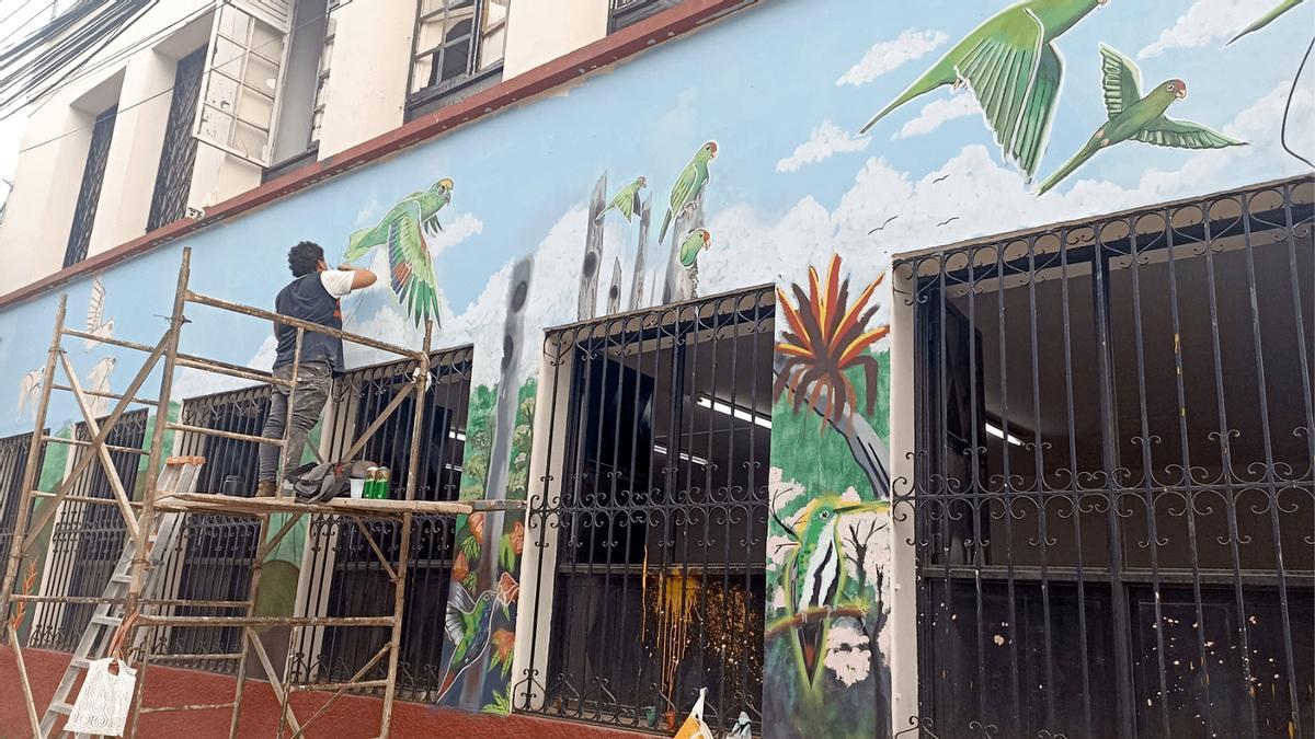 Pintura mural para celebrar el lanzamiento de la Ciudad de las Aves Santander de Quilichao en Colombia.