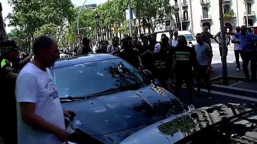 Uber y Cabify suspenden temporalmente el servicio en Barcelona por los ataques de los taxistas