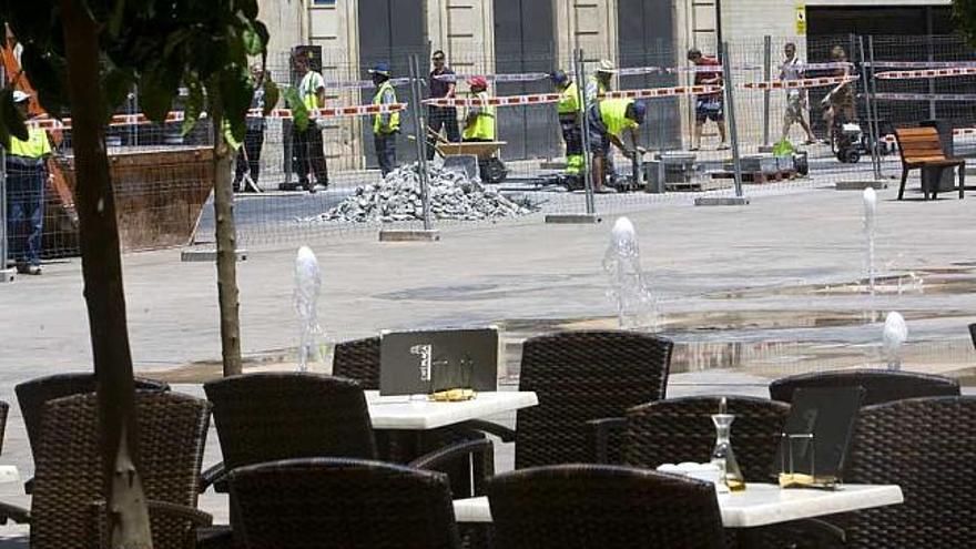 Turistas entre taladradoras en la plaza del Ayuntamiento