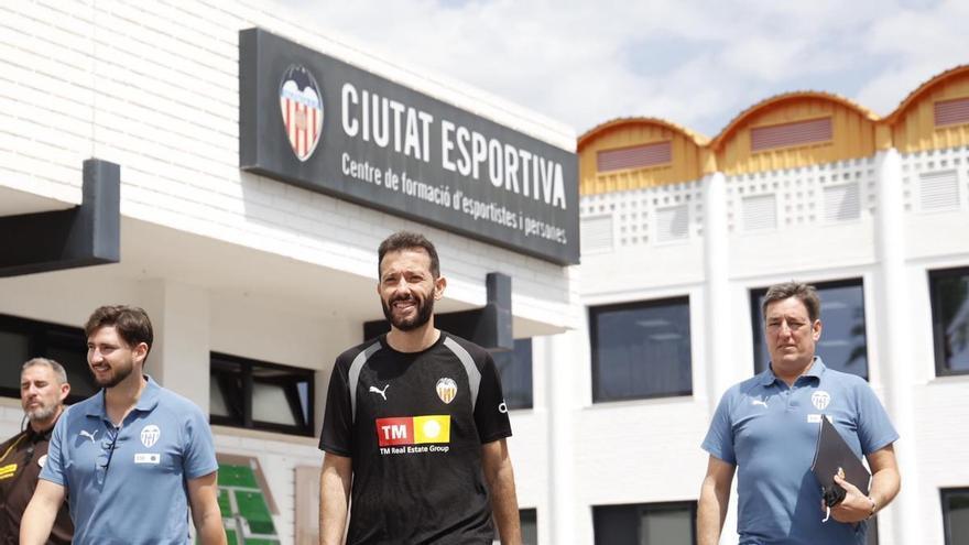 Corberán aprieta para que el Valencia CF acelere los fichajes de un defensa, un extremo y un atacante: "Lo ideal debe volverse una exigencia"