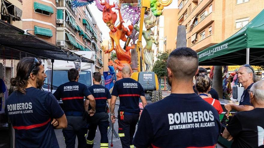 Bomberos de Alicante contemplan una hoguera en una imagen de archivo. / Alex Domínguez