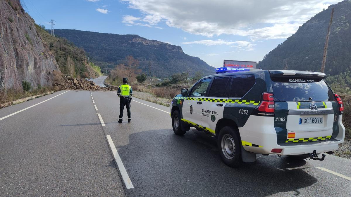 Imagen de las rocas desprendidas en la A-139, provocando un corte que seguirá hasta este lunes.