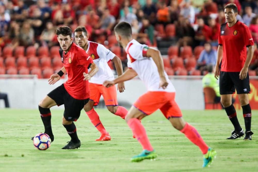 El Mallorca se abre en canal y entrega su trofeo