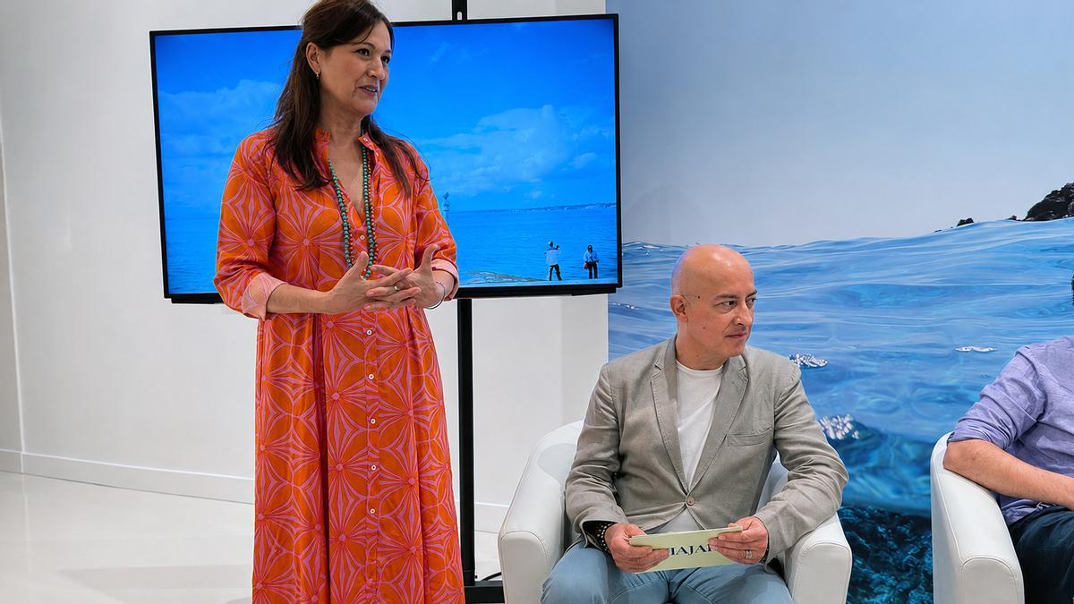 Maria de Lurdes Vale, representante de Turismo de Portugal, junto a Josep Maria Palau, director de la revista VIAJAR, durante el encuentro “Nos gusta VIAJAR a... Portugal”.