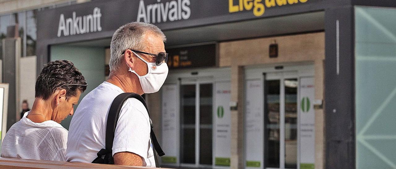 Dos turistas alemanes a su llegada al aeropuerto del sur de Tenerife.