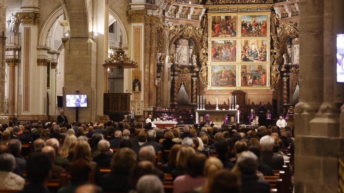 La Catedral de València acoge la misa funeral por las diez vícitmas mortales del incendio de Campanar.