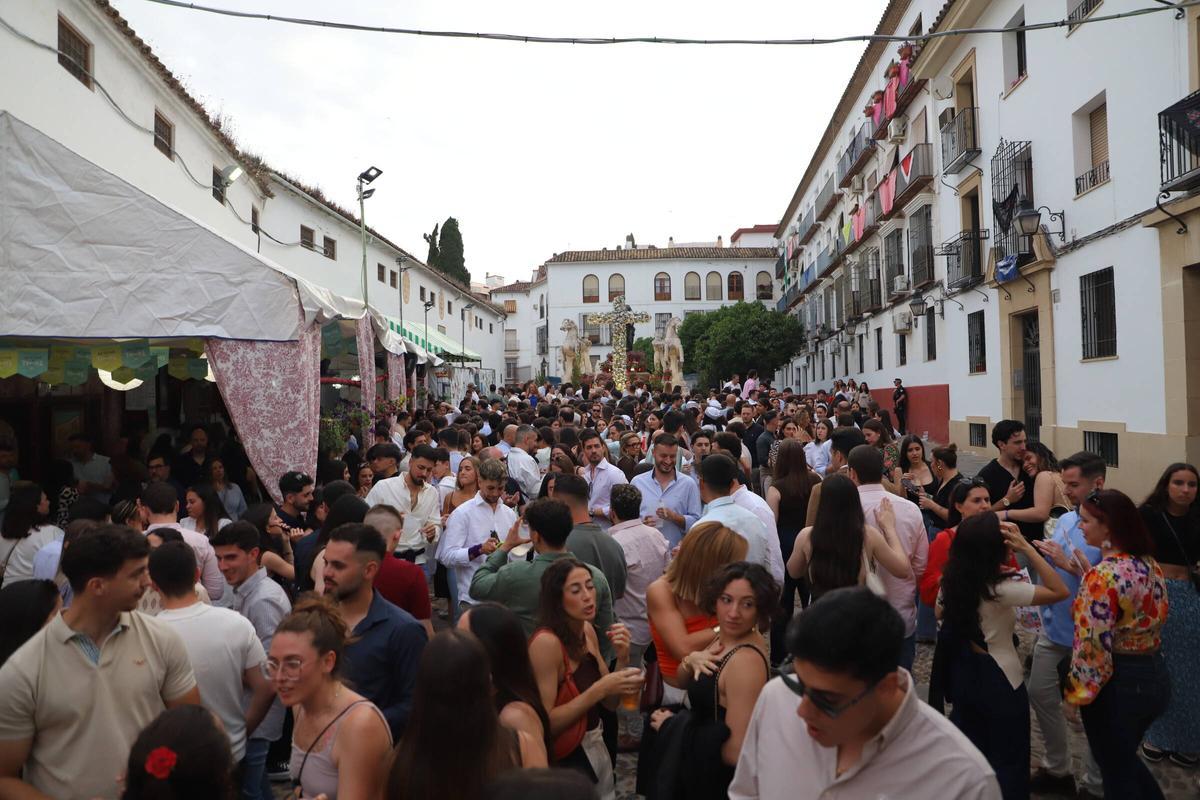 La Cruz de la Plaza Conde de Priego, abarrotada durante la tarde del sábado.