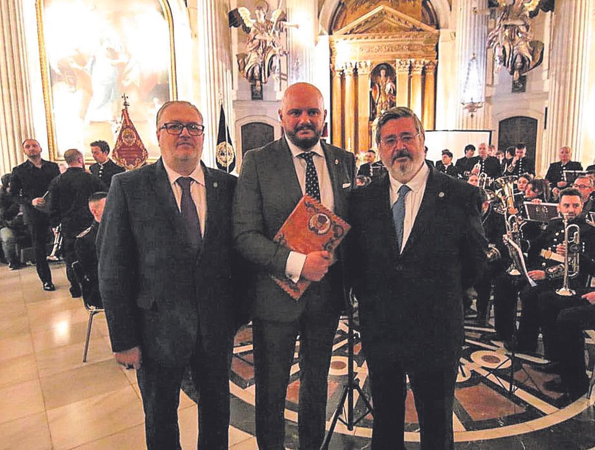 El pregonero del costalero, José Carlos Rubio, en el centro.