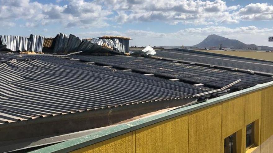 El viento pliega el tejado de metal de una nave de El Verger