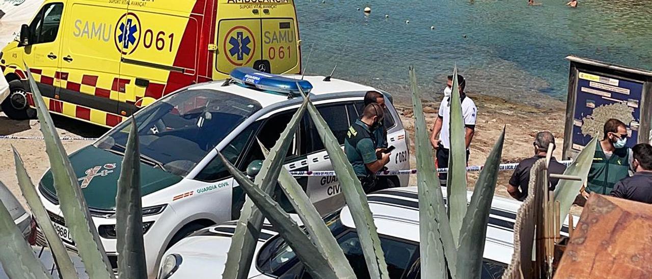 La ambulancia y la Guardia Civil, ayer, en el lugar del fatal accidente.