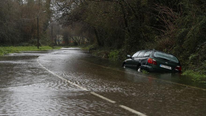 Carretera de Gondomar convertida en un río el pasado día 1, provocando accidente de tráfico.  // RICARDO GROBAS