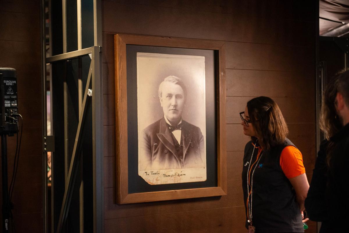 La muestra itinerante, organizada por la Fundación La Caixa, recorre la vida y obra del ingeniero serbio, figura clave en la historia de la ciencia gracias al desarrollo de inventos que marcaron el siglo XX.