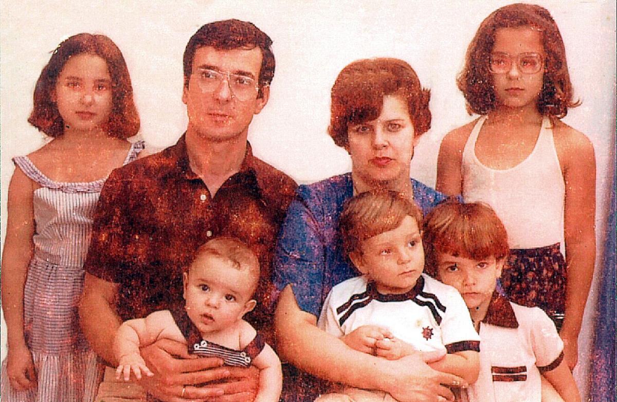 Foto de familia con Ana, su mujer y sus cinco hijos.