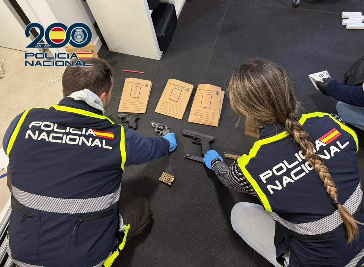 La Policía de Alicante con las armas intervenidas en la operación.