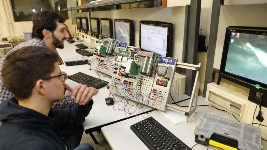 Alumnos en uno de los laboratorios de la Escuela.