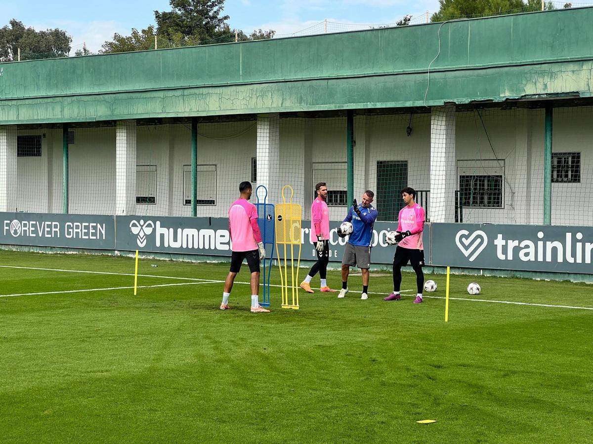 Adrián San Miguel, Álvaro Valles y Germán García, junto a Toni Doblas, entrenador de porteros del Betis, en una sesión en la CD Luis del Sol