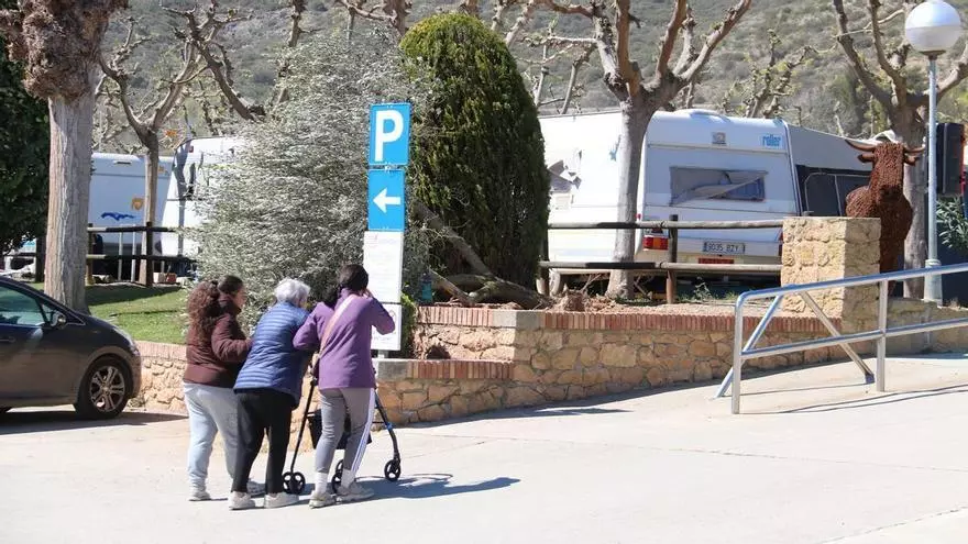 Una mujer y dos menores heridos de poca gravedad por la caída de una plancha por el viento en un camping de Camarasa