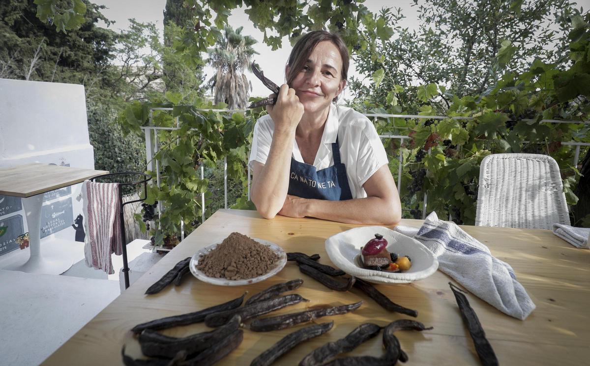 "La algarroba sabe un poco a plátano." (Johannisbrot schmeckt ein bisschen nach Banane.)