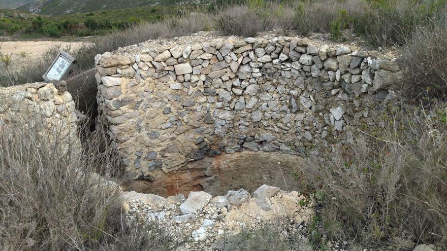 El &quot;forn de calç&quot; de la Granadella. Un panel explica la actividad de la cal