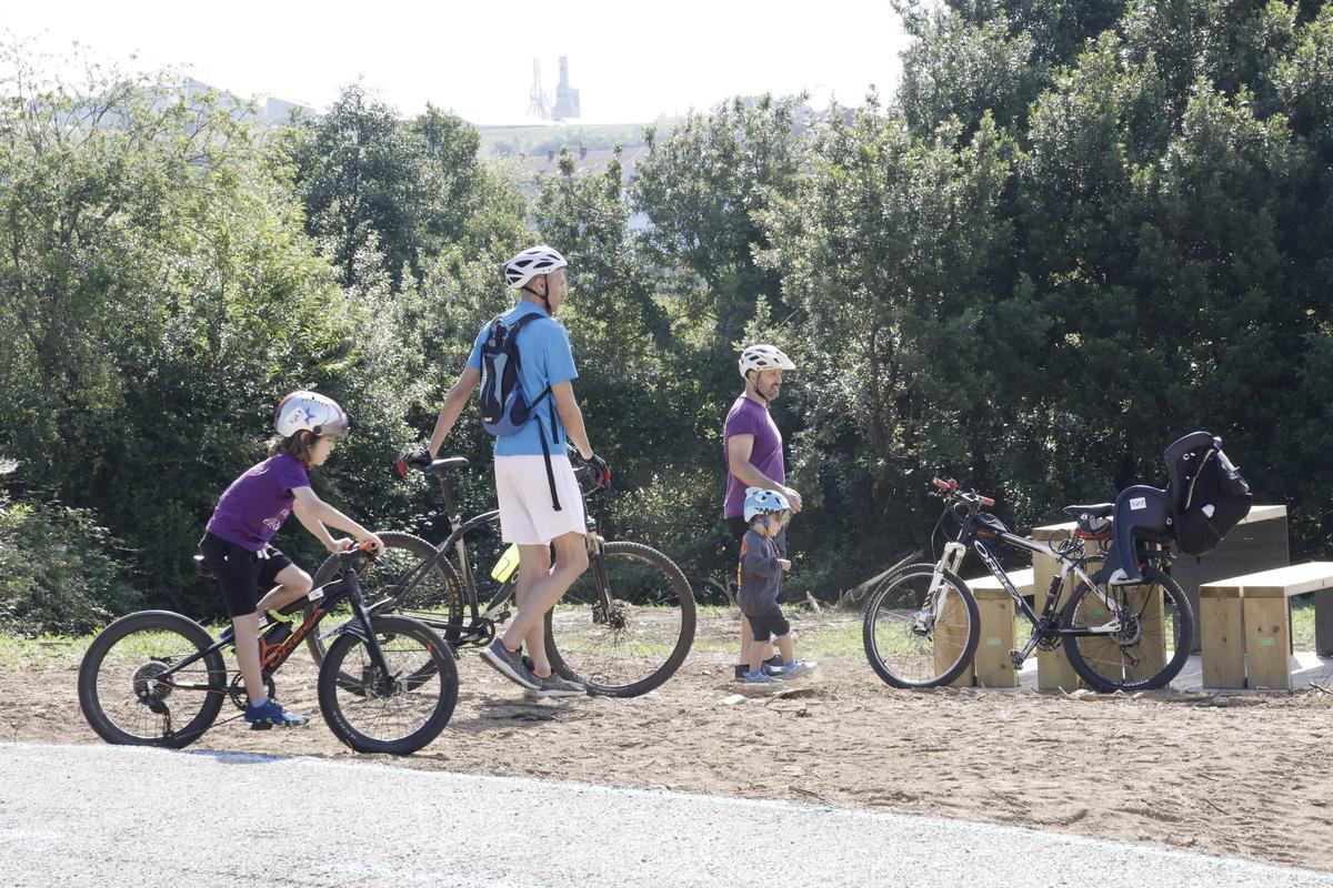 Una marcha ciclista reclama cambios en la movilidad de Santiago: "Pedimos que se pense tamén nas bicicletas e nos peóns" Una marcha ciclista reclama cambios en la movilidad de Santiago: "Pedimos que se pense tamén nas bicicletas e nos peóns"