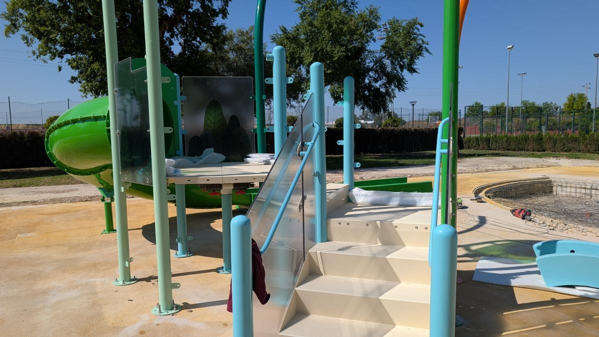 Obras del nuevo parque acuático infantil.
