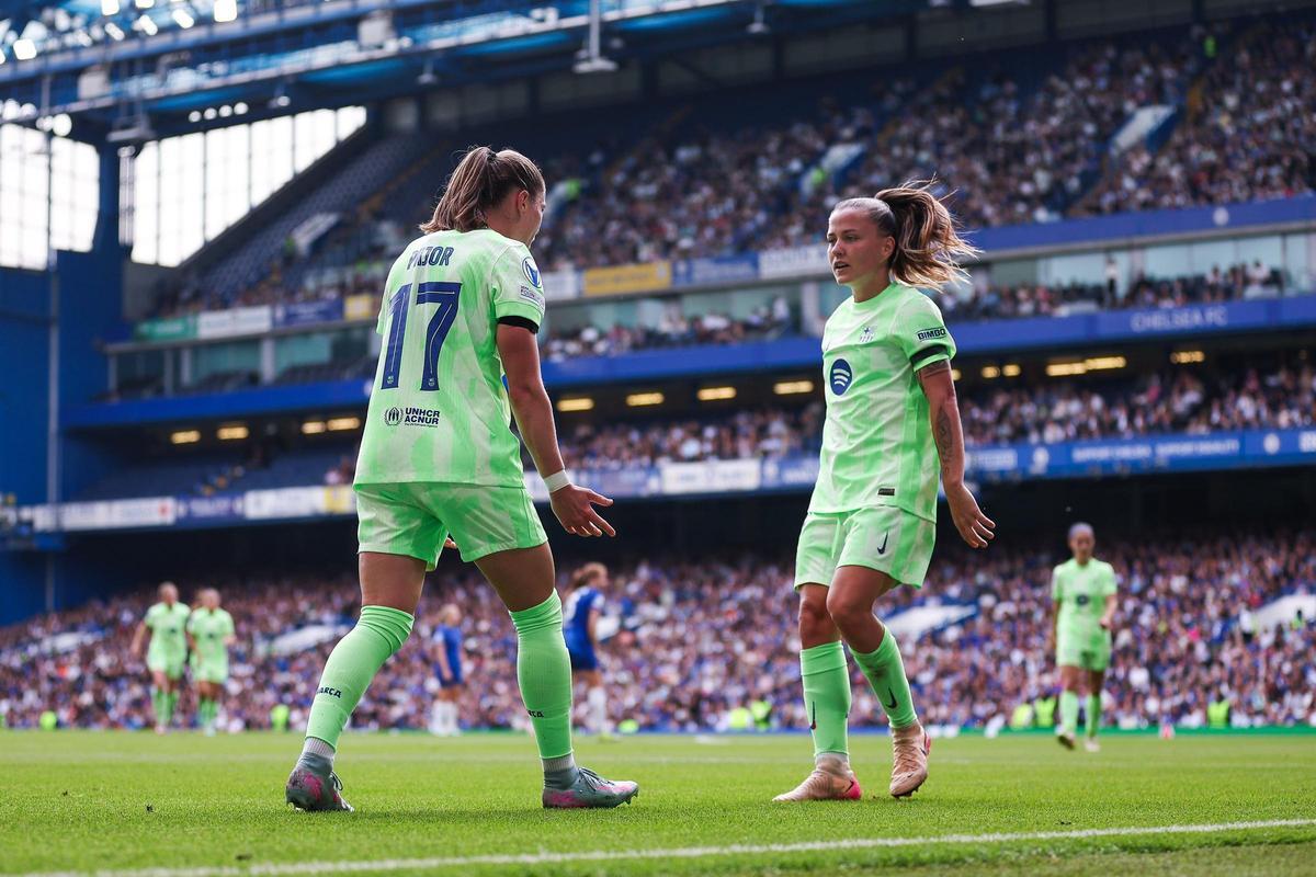 Pajor y Pina celebran sus goles en Stamford Bridge