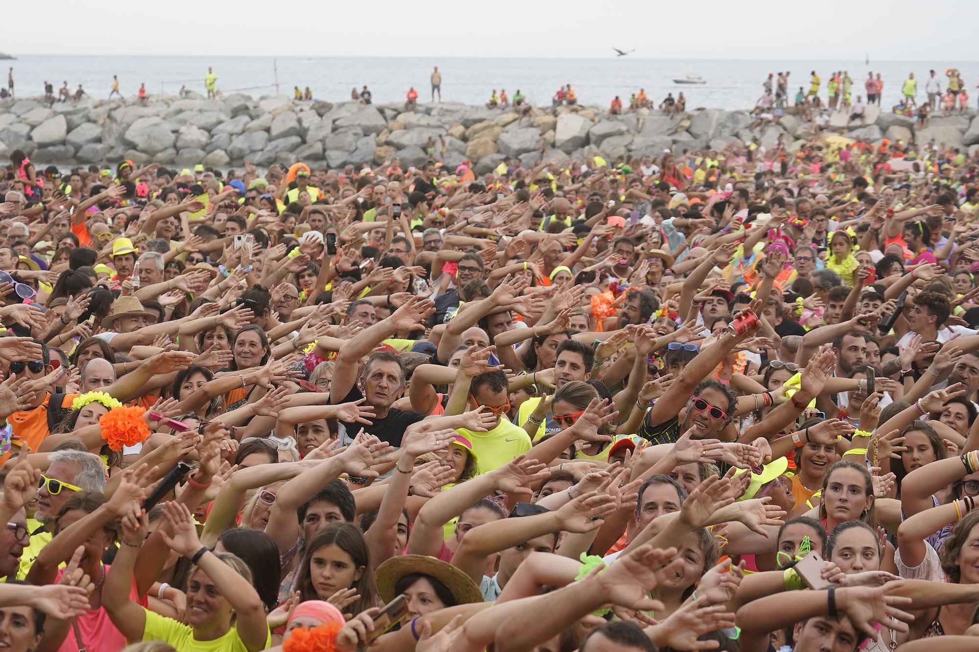 Milers de persones revolucionen Sant Antoni amb la Diverbeach