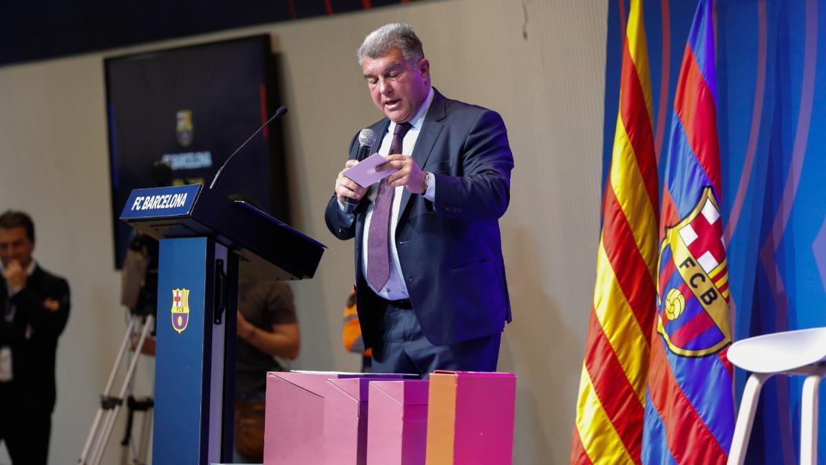 Joan Laporta, con los ficheros de los documentos relacionados con el caso Negreira en poder del Barça