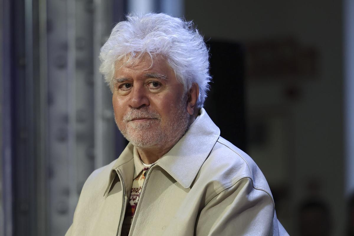 GRAF2098. BOGOTÁ (COLOMBIA), 27/03/2025.- Fotografía de archivo fechada el 11 de noviembre de 2024 del director de cine Pedro Almodóvar durante un conversatorio en Madrid (España). La organización neoyorquina sin ánimo de lucro Film at Lincoln Center (FLC) homenajeará al cineasta español Pedro Almodóvar el próximo 28 de abril en una gala en el que participarán figuras como Mikhail Baryshnikov, Rossy de Palma, Dua Lipa, John Turturro o John Waters. EFE/ Kiko Huesca /ARCHIVO