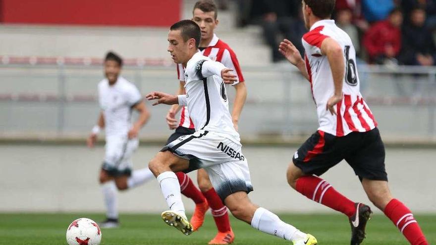 Pedro Díaz se lleva el balón ante dos rivales.