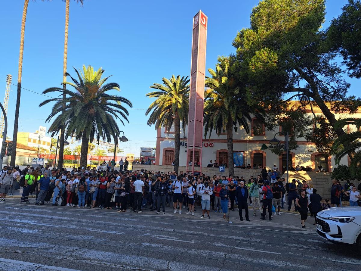 Numerosos viajeros aguardaban el autobús alternativo el lunes en Algemesí.