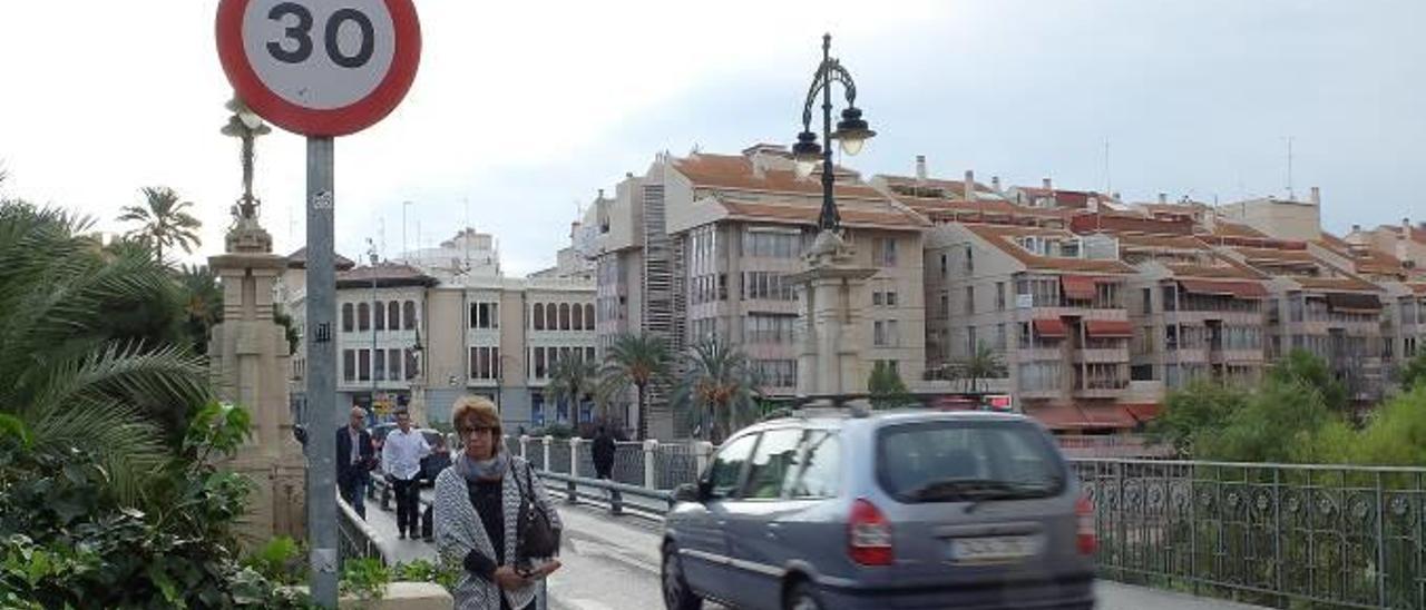 Elche estudia reducir a 30 kilómetros por hora la velocidad en más calles