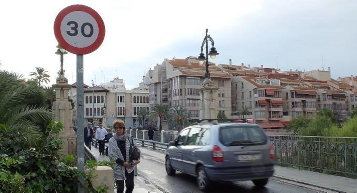 Elche estudia reducir a 30 kilómetros por hora la velocidad en más calles