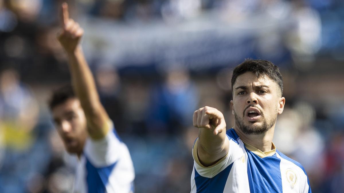 Alvarito indica la dirección en la que se debe poner en juego la pelota en un partido del Hércules.