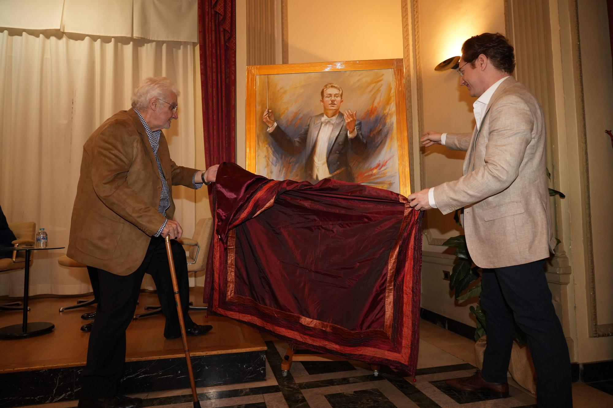 El pintor Forner entrega su retrato al maestro Tebar en el Casino Antiguo de Castelló