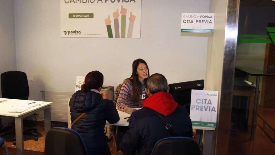 Usuarios tramitando el cambio de hospital en uno de los puestos habilitados por Povisa. // Alba Villar