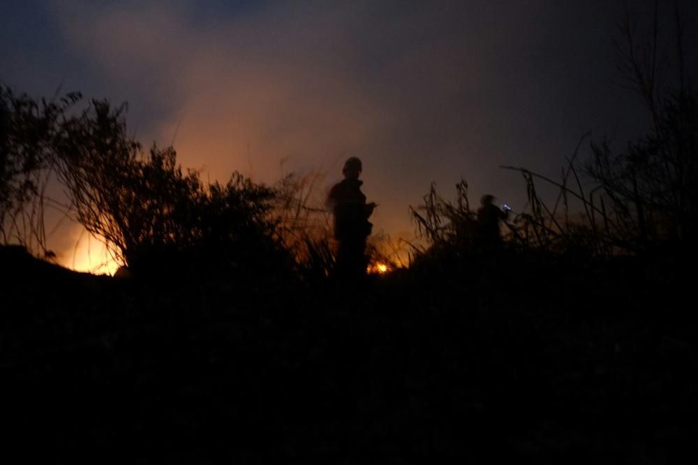 Los bomberos detectan tres focos diferentes en la misma zona y a la misma hora