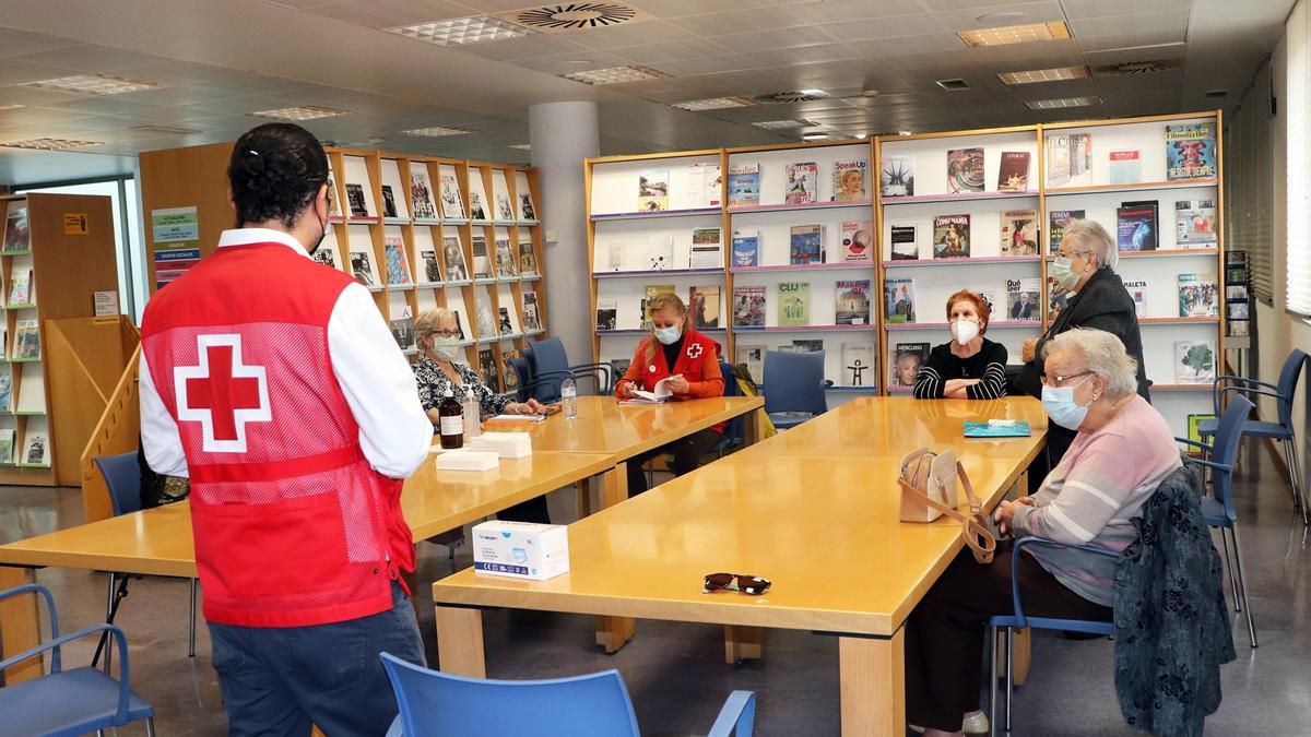 Voluntarios de Cruz Roja en Zamora trabajando con personas mayores.