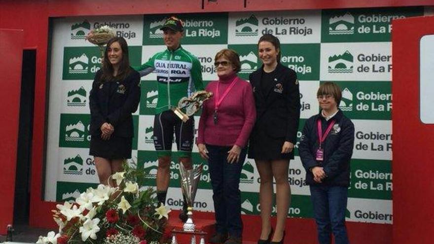 Antonio Molina, en el podio, como mejor escalador de la Vuelta a la Rioja