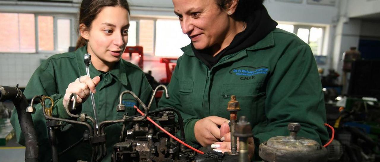 Yanire (izquierda) y Carmen (derecha) inspeccionan un motor.