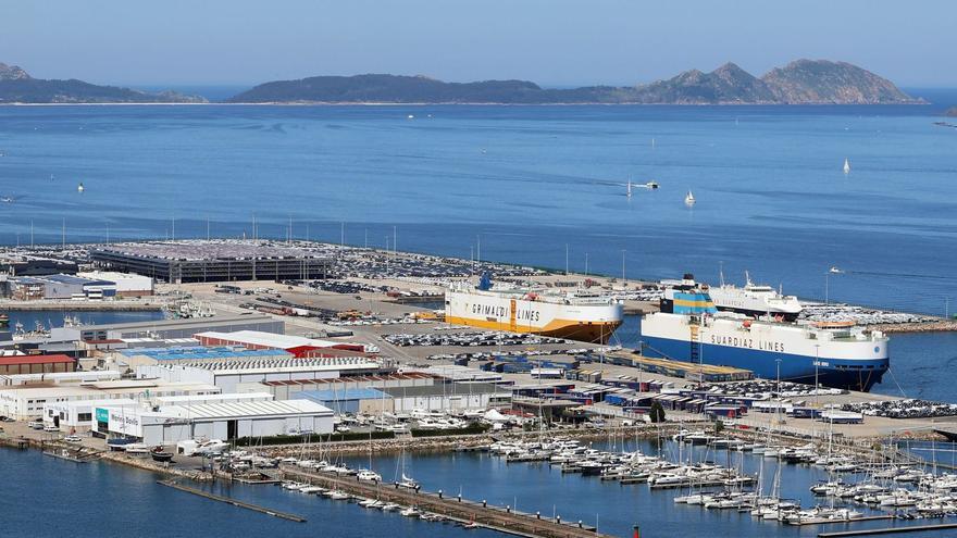 Vista aérea estos días de la terminal de Bouzas, visiblemente menos saturada de coches por el parón vacacional de Stellantis.