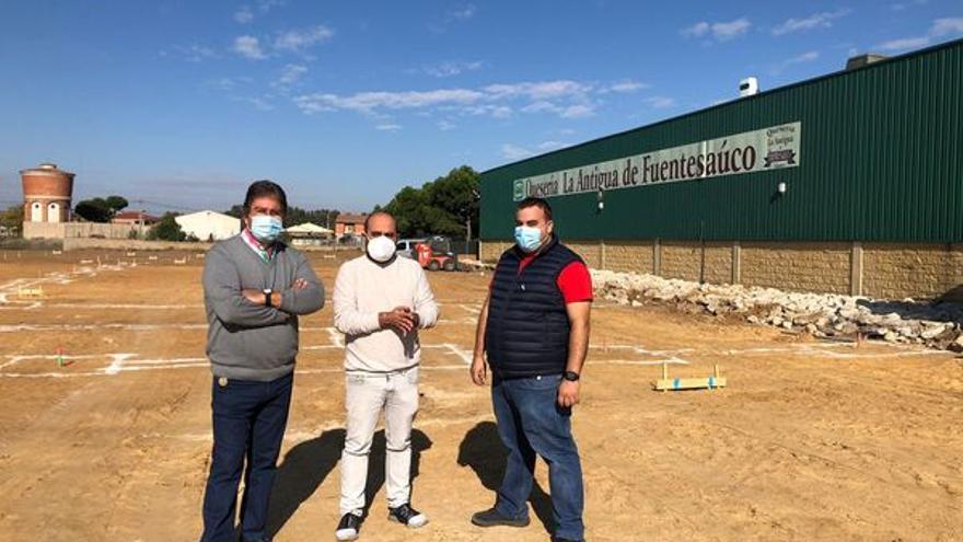 El alcalde de Fuentesaúco, en las instalaciones de la quesería.